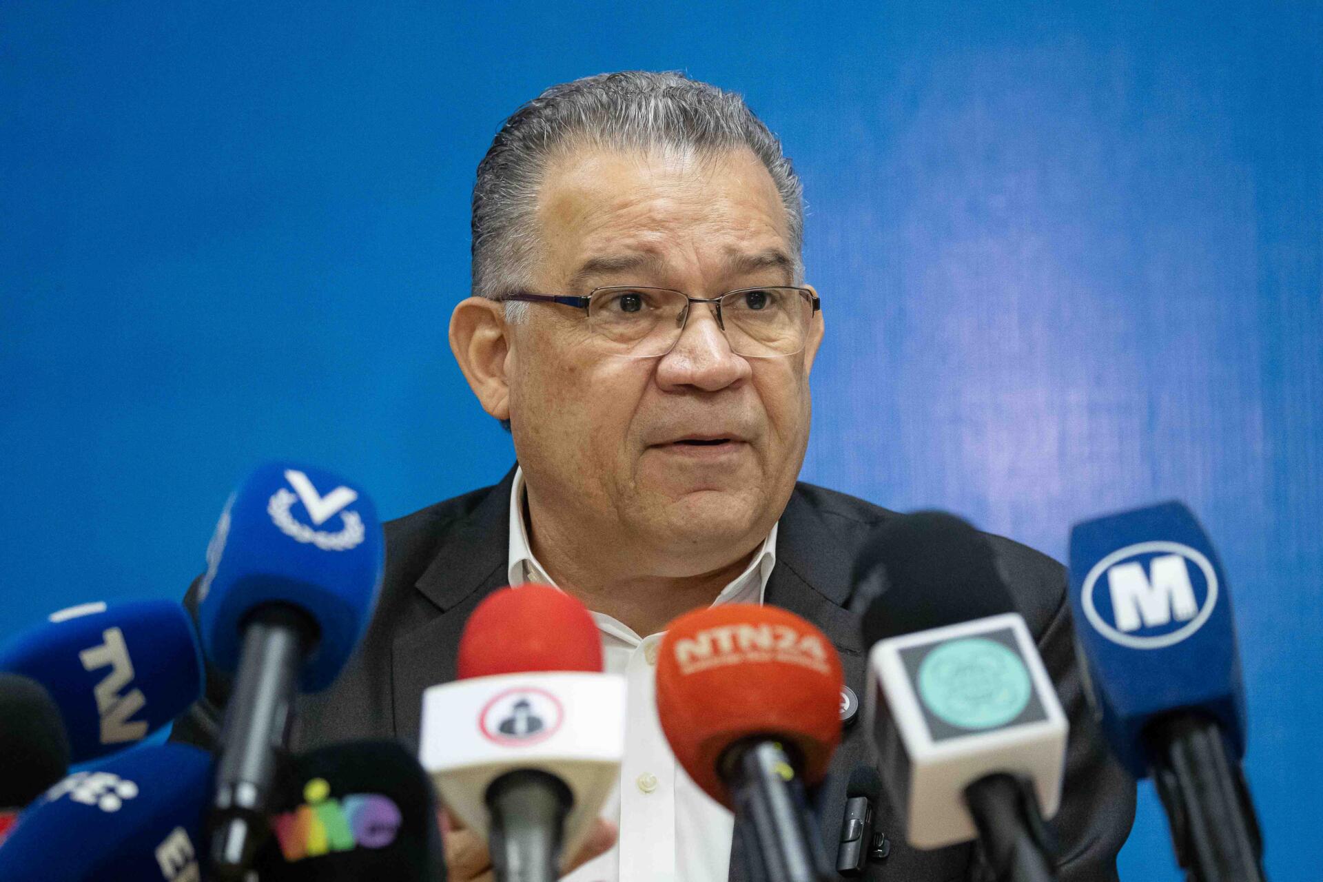 El excandidato opositor a la presidencia de Venezuela Enrique Márquez habla durante una rueda de prensa este viernes