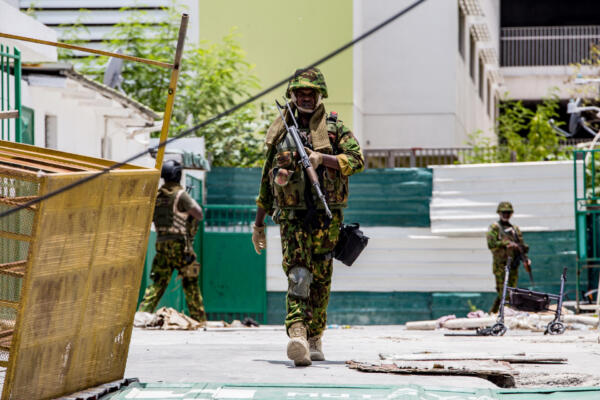 Policías kenianos vigilan luego de un ataque al primer ministro haitiano, Garry Conille, en Puerto Príncipe