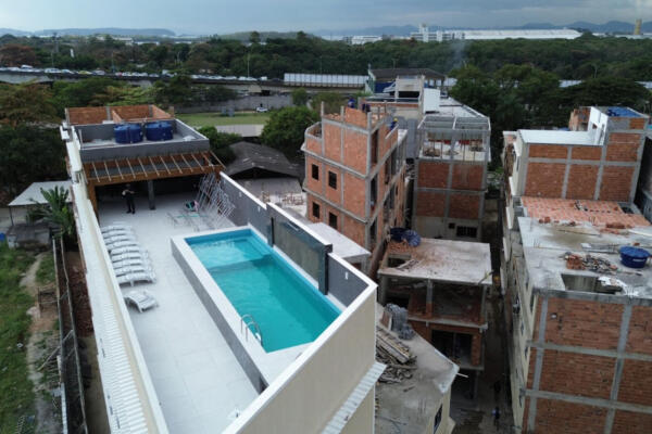 Fotografía cedida de una construcción irregular en la favela da Maré, en Rio de Janeiro