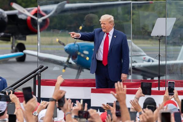 
El candidato presidencial del Partido Republicano,Donald Trump, en un mitin en  Carolina del  Norte. EFE
