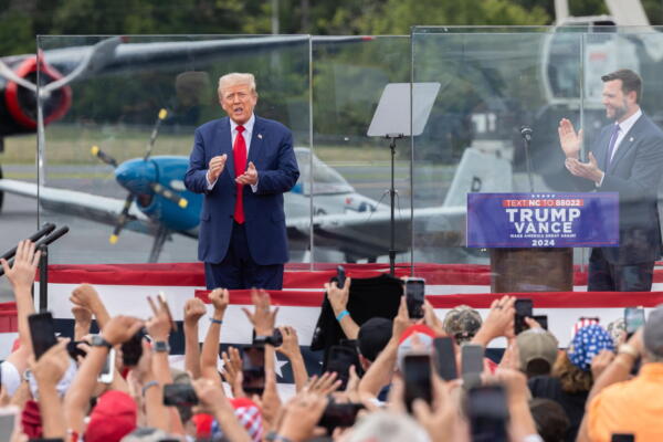 Protegido por vidrio antibalas, así celebra Trump su primer mitin al aire libre tras el ataque