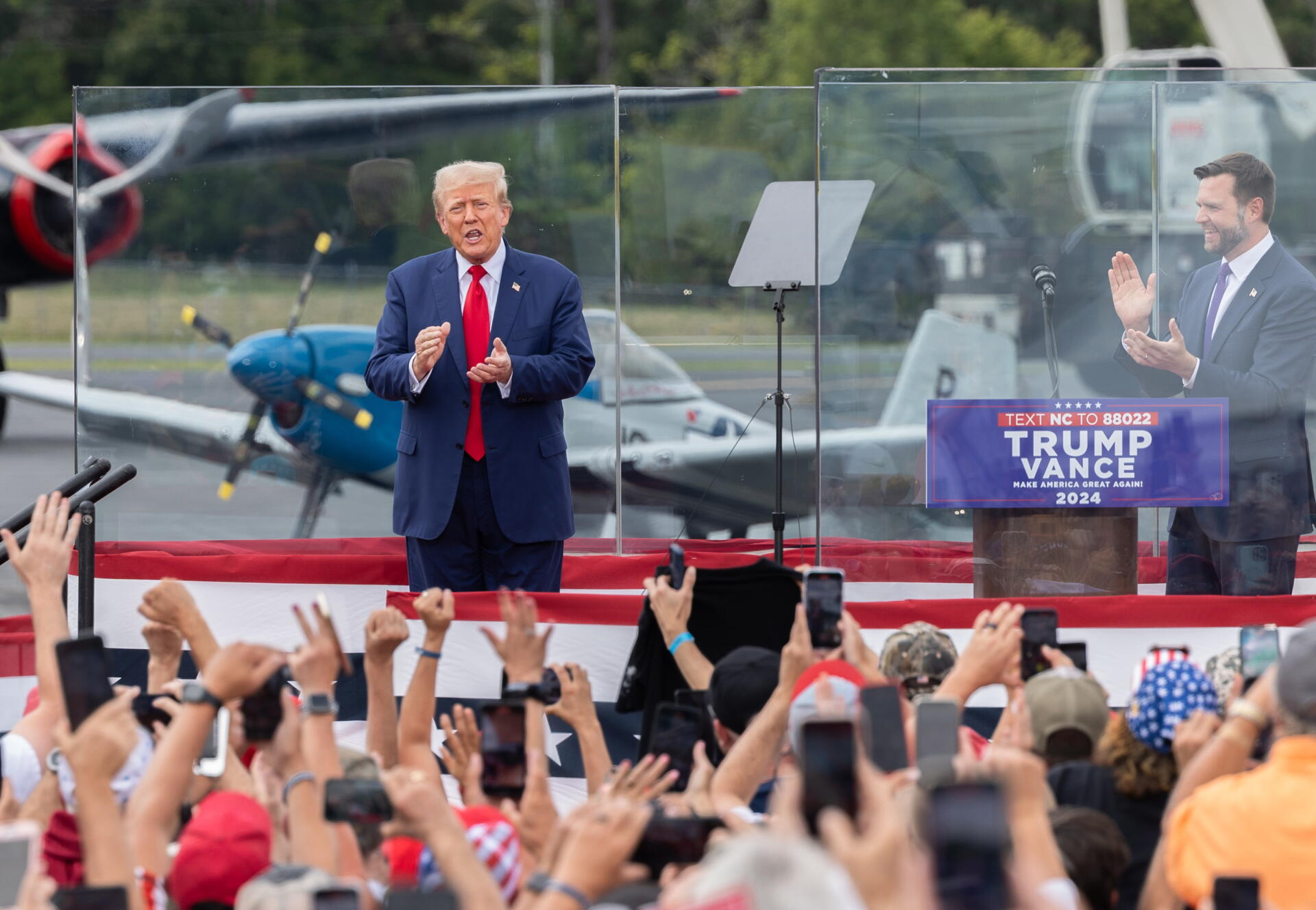 Protegido por vidrio antibalas, así celebra Trump su primer mitin al aire libre tras el ataque