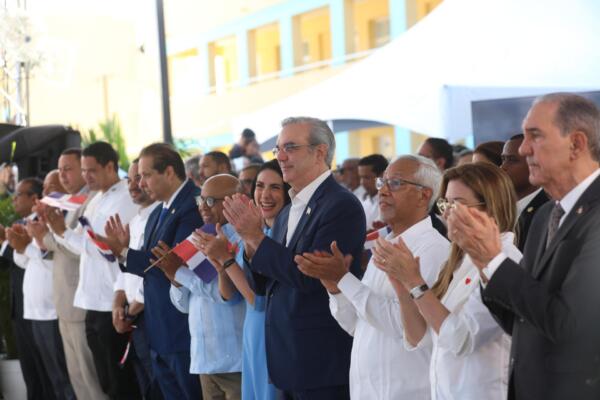 En un acto oficial de apertura, el presidente Luis Abinader, junto con la primera dama Raquel Arbaje, visitó la escuela básica Yluminada Mejía Pérez.