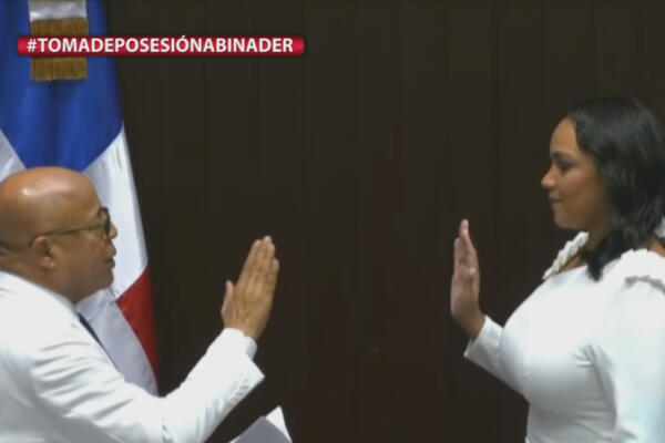 Alfredo-Pacheco-al-momento-de-juramentar-a-la-vicepresidenta-de-la-Camara-Dharuelly-DAza-CDN-Digital