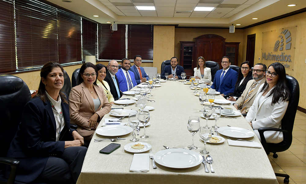 Los funcionarios del MAP con los ejecutivos de Multimedios de elCaribe.