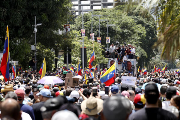 La líder opositora de Venezuela María Corina Machado asiste a una protesta en rechazo a los resultados oficiales de las elecciones presidenciales -que dan la victoria al presidente Nicolás Maduro-, este 3 de agosto de 2024, en Caracas (Venezuela). EFE/ Henry Chirinos