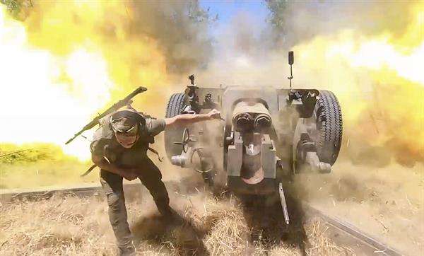 Artilleros rusos bombardean posiciones ucranianas este 23 de agosto en una foto cedida por Moscú. EFE