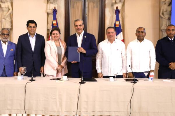 Autoridades dominicanas y Estados Unidos en el acto. 
Foto: fuente externa