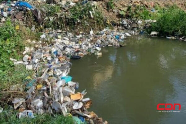 cúmulo de basura en canal de riego Monsieur Bogaert en Mao.