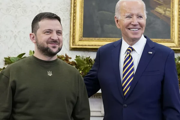 El presidente ucraniano, Volodímir Zelenski, junto a Joe Biden, presidente de EE.UU.