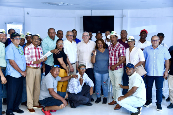 Bagrícola junto a tabaqueros de Las Matas, San Juan. Foto: fuente externa
