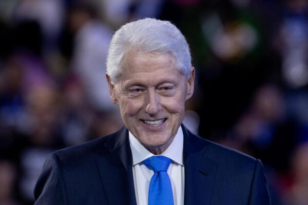 El expresidente estadounidense Bill Clinton abandona el escenario tras pronunciar un discurso durante la tercera noche de la Convención Nacional Demócrata (DNC) en el United Center de Chicago, Illinois, EE.UU., este 21 de agosto de 2024. EFE/EPA/Michael Reynolds