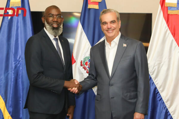 Primer ministro de Curazao y jefe de la delegación de Países Bajos, Gilmar Pisas, junto al presidente Abinader. 