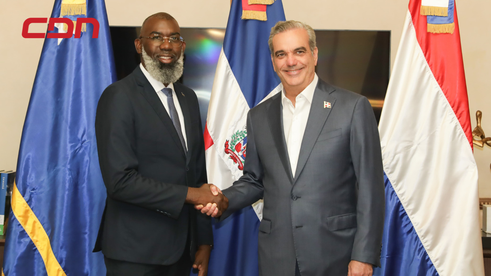 Primer ministro de Curazao y jefe de la delegación de Países Bajos, Gilmar Pisas, junto al presidente Abinader.