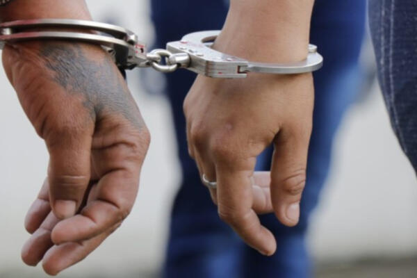 Dos hombres y una mujer arrestados por estafa y extorsión contra ciudadanos. 