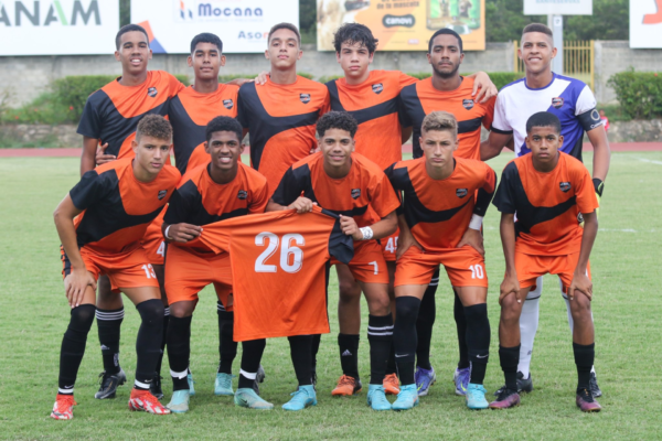 Por su parte, Cibao FC derrotó seis por cero al Real Deportivo el domingo en la Cancha Alterna de Cibao FC (Campo y Pista de la PUCMM) y de esa manera superó la fase 7-0 para completar la cartelera.