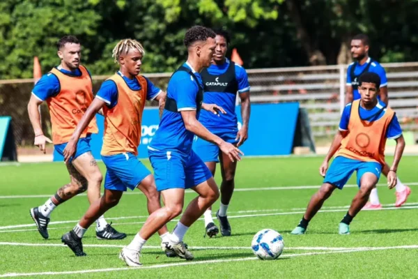 El onceno naranja se presenta al partido con el colíder de los goleadores con 17, el colombiano Rivaldo Correa que comparte el liderato con su compatriota Yessy Mena, de los Delfines del Este.