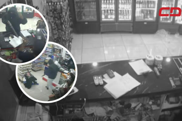Momento en que asaltantes entran a comercio con armas largas en mano. Foto CDN Digital.