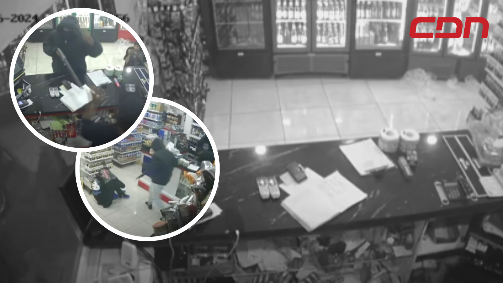 Momento en que asaltantes entran a comercio con armas largas en mano. Foto CDN Digital.