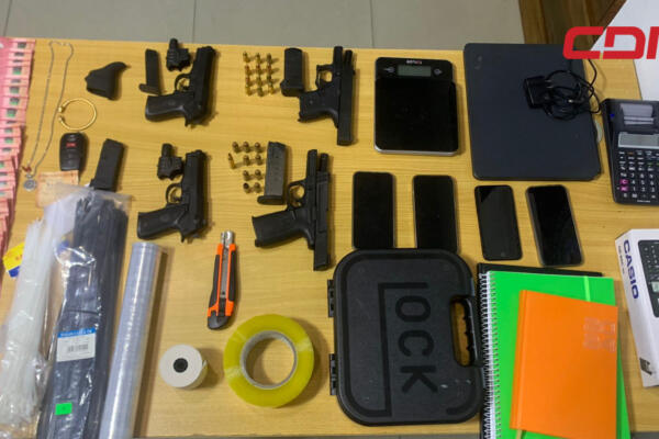 Uno de los apresados intentó escapar del lugar, siendo detenido por agentes policiales. 
