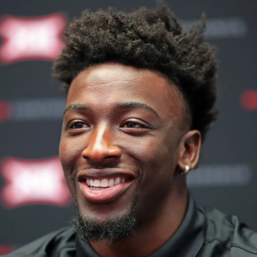 Coleman, de 26 años, tenía la cabeza en alto cuando se impactó con Powell cerca de la banca de los Chiefs, pero su cuello se dobló de forma extraña hacia un costado y el ex jugador destacado de la CFL cayó al suelo tras el golpe.