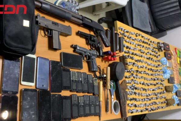 Dos personas resultaron detenidos durante el allanamiento. 
