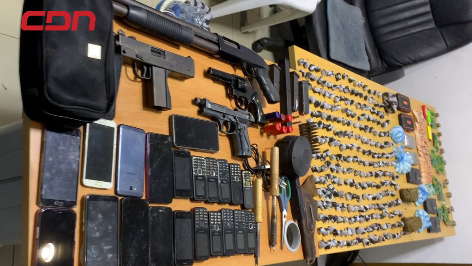 Dos personas resultaron detenidos durante el allanamiento.