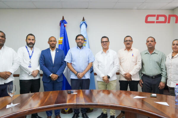 Director ejecutivo del Instituto Nacional de Recursos Hidráulicos (Indrhi) junto a delegación cubana. 
