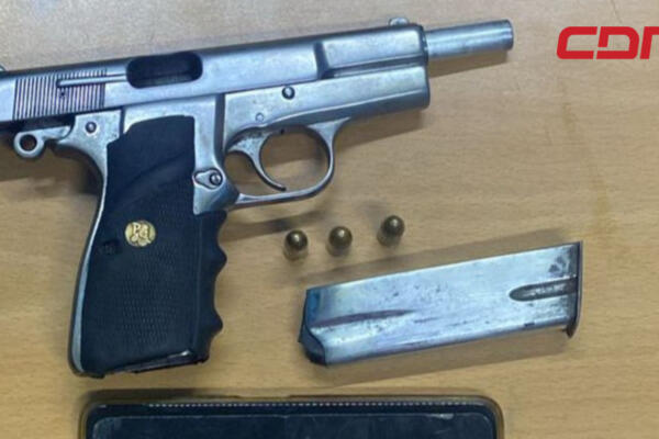 Durante el registro hecho por los miembros policiales, le ocuparon dos armas de fuego sin documentación.