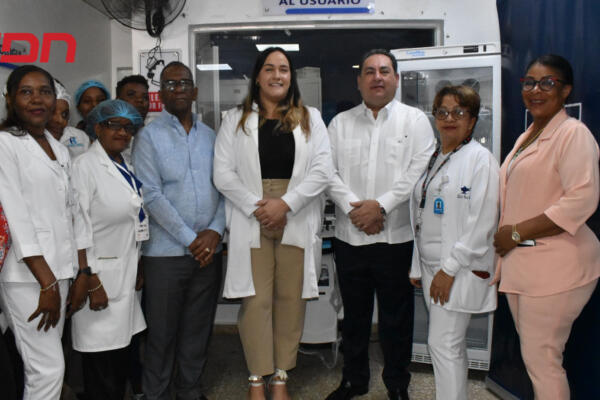 Mario Lama director del Servicio Nacional de Salud junto a autoridades del área de la salud.