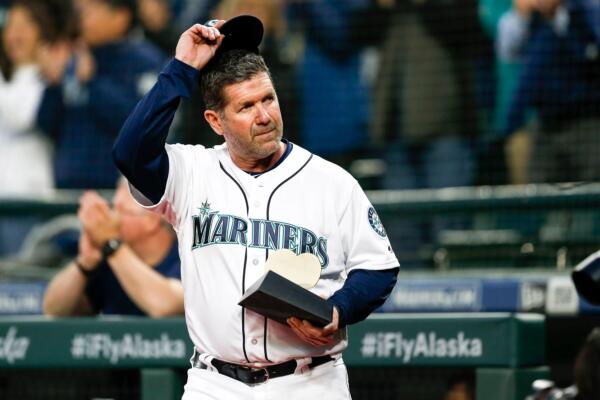 Durante las cuatro temporadas de la primera etapa de Martínez como coach de bateo de los Marineros (2015-18), el equipo se ubicó en el quinto lugar de MLB con un promedio de bateo colectivo de .258, con un promedio de carrera de 4.52 y OPS de colectivo de .745.
