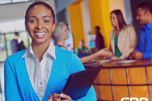 Foto referencia de mujer en feria de empleo. 