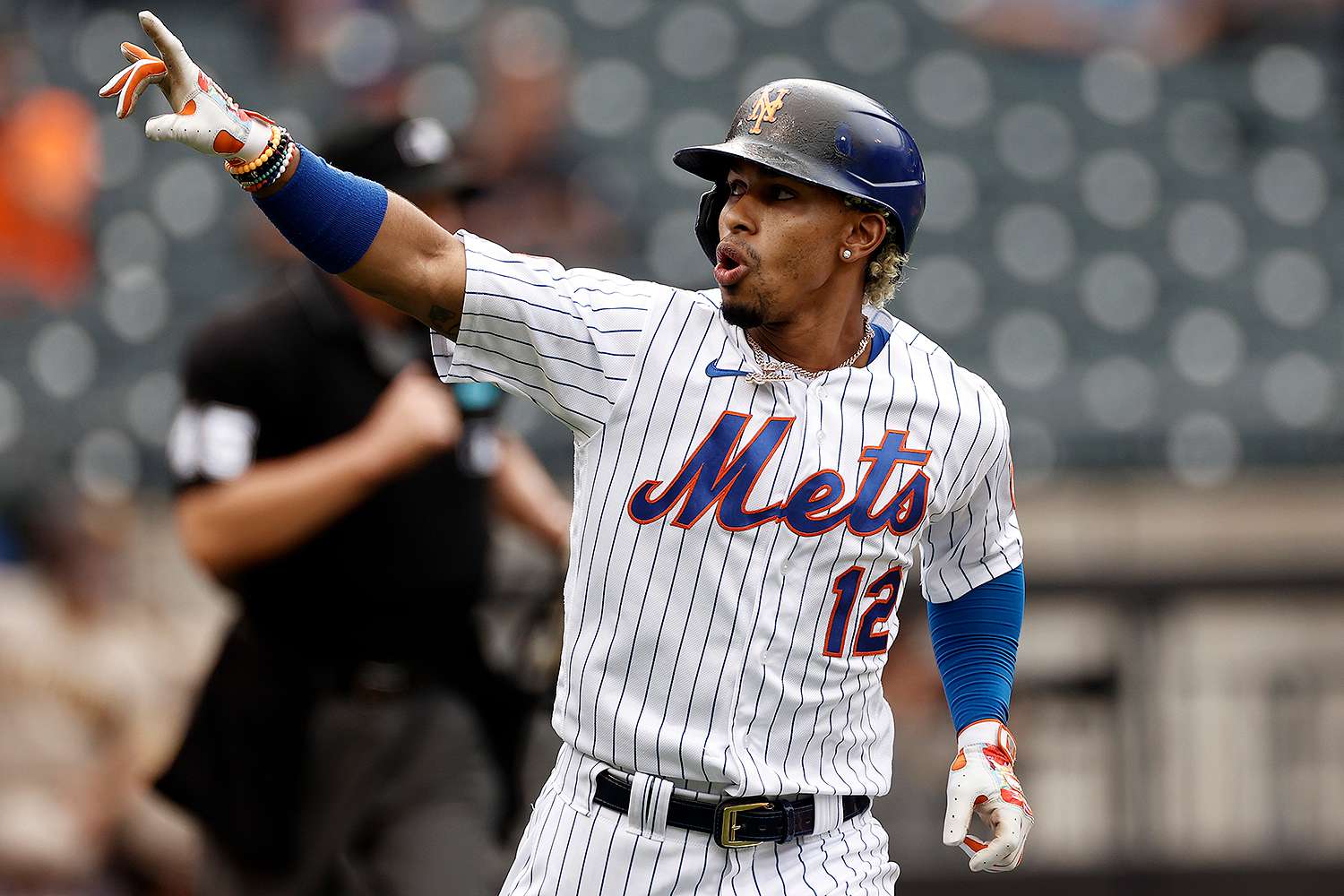 Al conectar su jonrón número 25 de la temporada, el boricua se convirtió en el primer torpedero en la historia de las Mayores en empalmar 25 bambinazos y robarse 25 bases en tres campañas diferentes.
