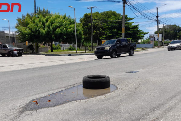 Conductores denuncian hueco en la avenida, el cual podría provocar un accidente y lleva alrededor de tres meses. 