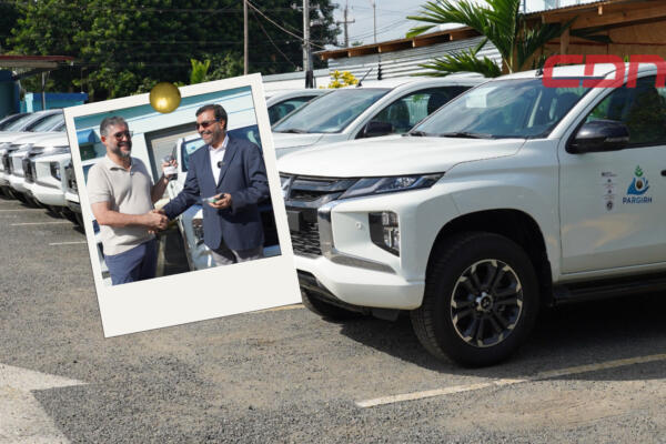 La entrega de los vehiculos se realizó en el Instituto Nacional de Recursos Hidráulicos (Indrhi) 