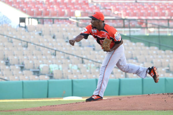 Este verano se ha destacado en México con los Saraperos de Saltillo, con quienes tiene marca de 2-1, 3.38 en 28 partidos. Ponchando 28 con solo 8 boletos en 26.2 innings.