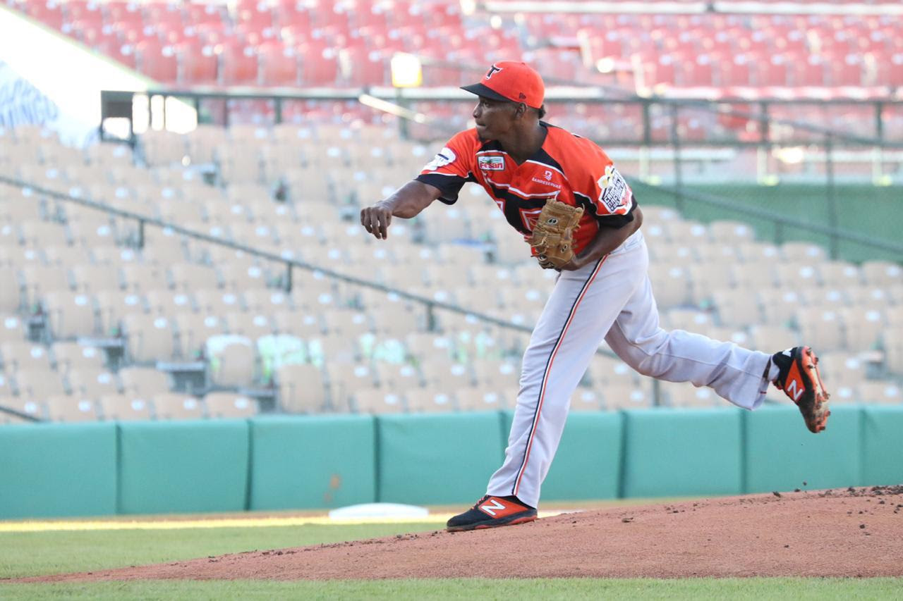 Este verano se ha destacado en México con los Saraperos de Saltillo, con quienes tiene marca de 2-1, 3.38 en 28 partidos. Ponchando 28 con solo 8 boletos en 26.2 innings.