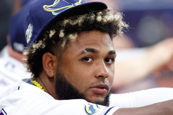 El cañonero dominicano de los Rays, Junior Caminero, combina la velocidad de su bate, fuerza y habilidad para dar macetazos, generando increíbles velocidades de salida, especialmente para alguien que recientemente cumplió 21 años.
