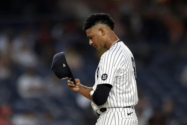 Gil permitió tres carreras y tres hits, y otorgó seis boletos en poco más de tres innings en la eventual derrota de los Yankees por 9-5 en 12 entradas ante los Guardianes.