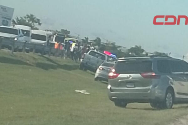 Momento en que unidades del 9-1-1 asisten al lugar del accidente. Foto CDN Digital