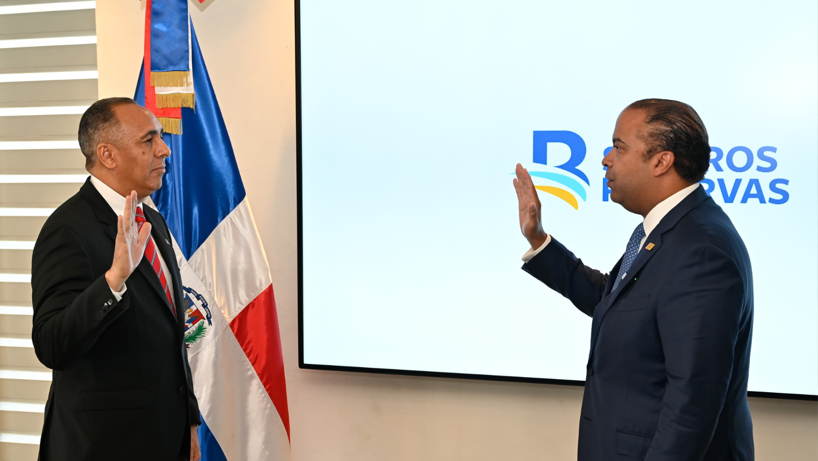 Nelson Arroyo juramentó como VP de Seguros Reservas