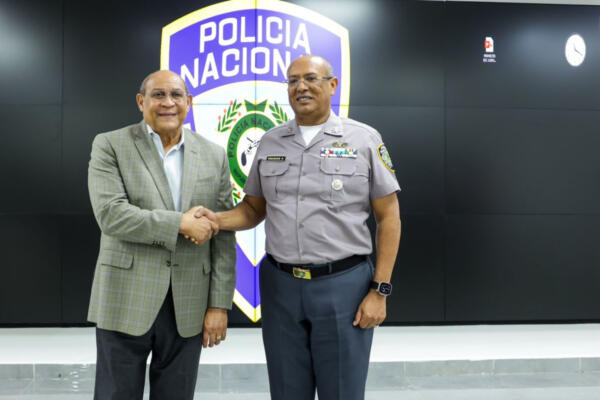Mayor general Ramón Antonio Guzmán Peralta y Rafael Santos Badía, director del INFOTEP