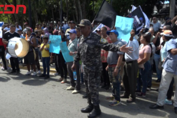 Manifestantes exigen arreglo de sus calles en Finca de Asiba, ubicada en el distrito municipal de Hato del Yaque