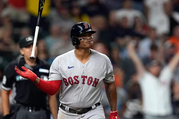 El dominicano Rafael Devers de 5-3 con una remolcada.