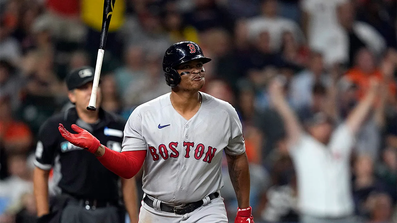 El dominicano Rafael Devers de 5-3 con una remolcada.