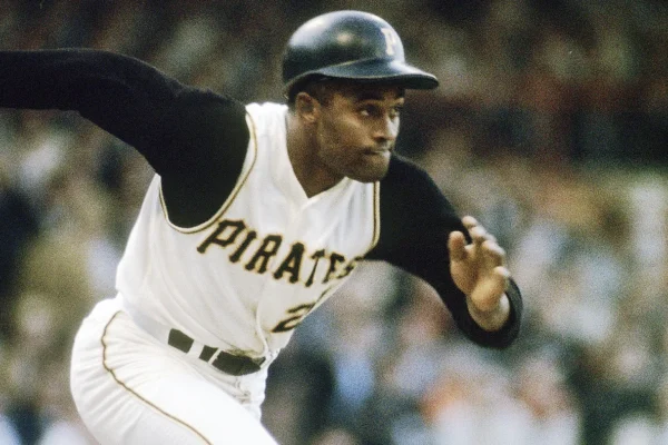 Clemente, quien jugó 18 temporadas para los Piratas y dedicó gran parte de su vida a trabajos humanitarios y filantrópicos, es el primer homenajeado póstumo en la historia de los premios. 