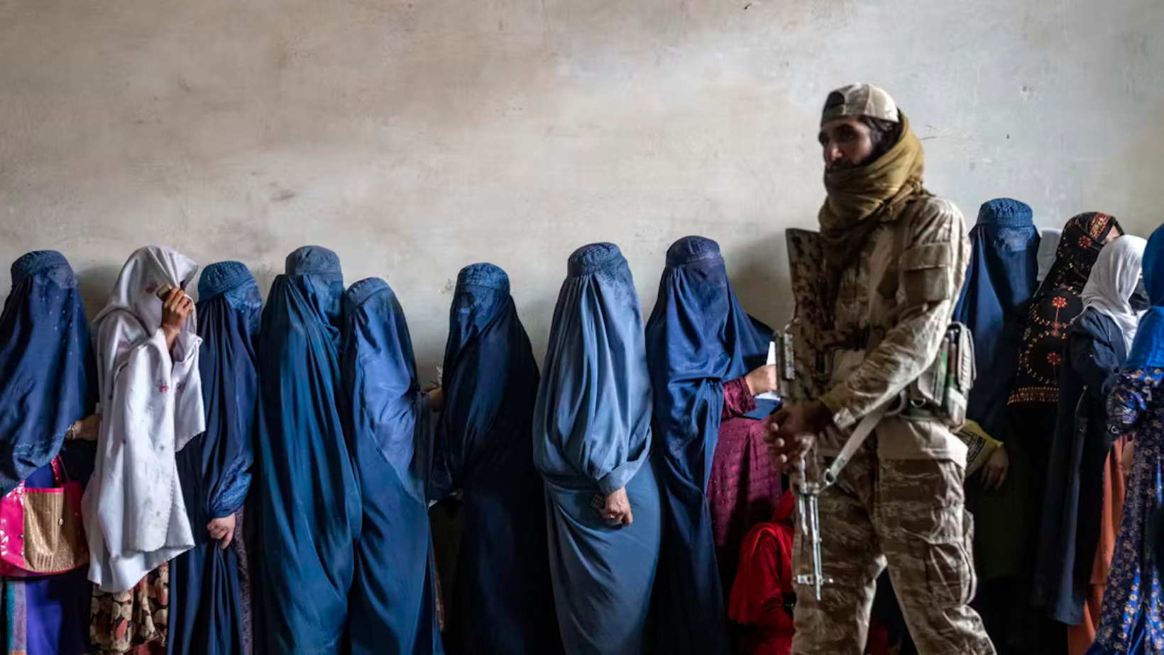 Talibanes imponen silencio público a las mujeres