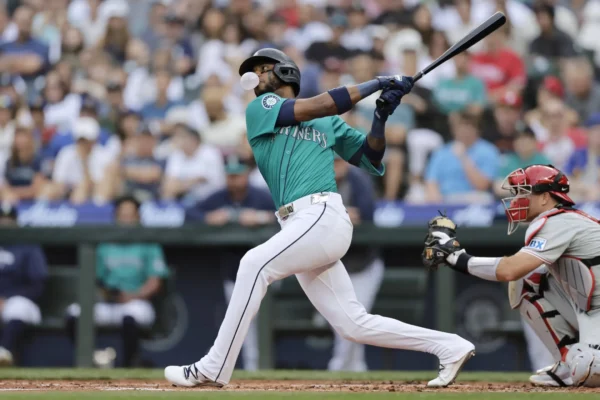 Robles, quien fue uno de los 10 mejores prospectos del juego según MLB Pipeline en 2017, 2018 y 2019 con los Nacionales, fue dejado en libertad por Washington el 1 de junio. 