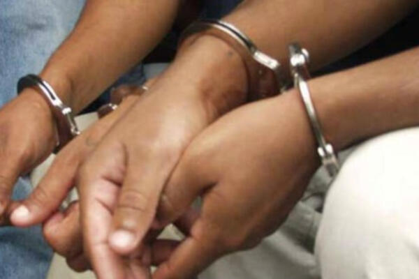 Detenido por robo, pareja de esposo en San Juan.
