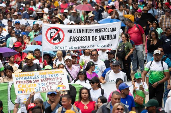 Chavistas participan en una marcha de apoyo a la Ley contra el odio y el fascismo.EFE